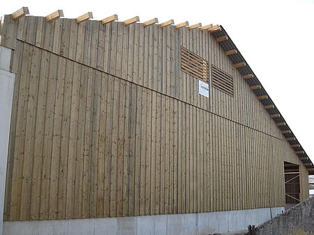 Halle mit Holzfassade
