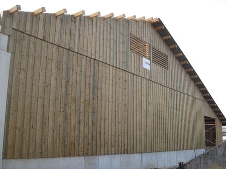 Halle mit Holzfassade
