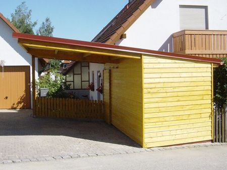 Carport aus Holz mit Schuppen