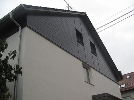 Moderne Fassade bei Aufstockung grau