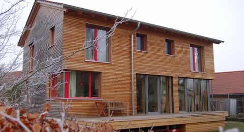 Holzhaus mit Holzfassade