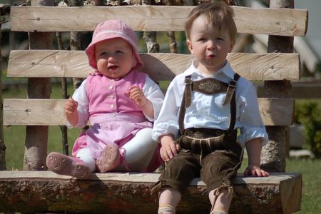 Kinder auf der Bank