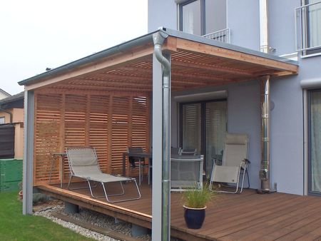 Überdachte Terrasse mit Holzverschlag