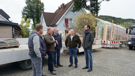 MdB Dirk Wiese bei der Baustellenbesichtigung